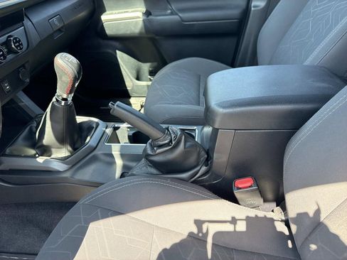 Used 2017 Toyota Tacoma TRD Sport AWD/4WD image 19