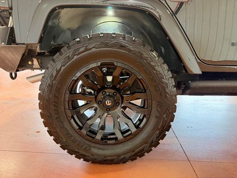 Used 2017 Jeep Wrangler Unlimited Sahara image 12