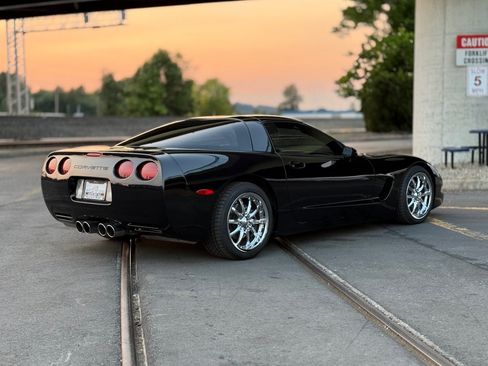 Used 1998 Chevrolet Corvette Coupe w/ Memory Pkg RWD image 3