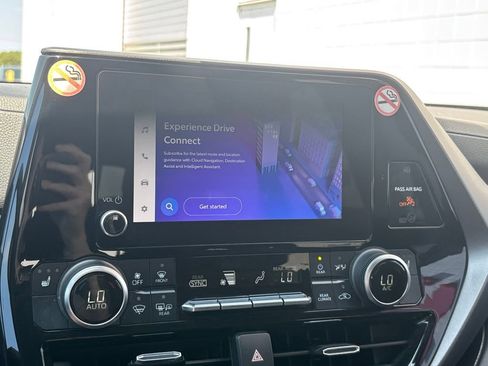 Used 2024 Toyota Highlander XLE FWD image 13