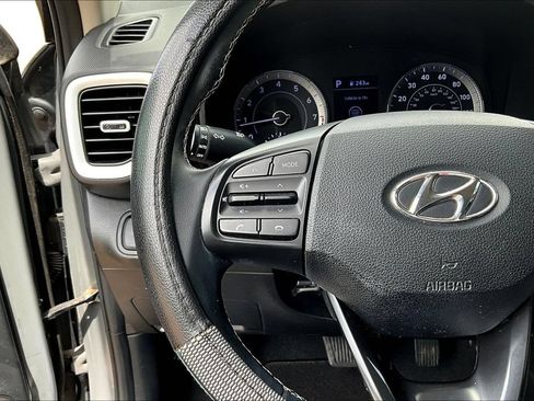Used 2022 Hyundai Venue Limited FWD image 11