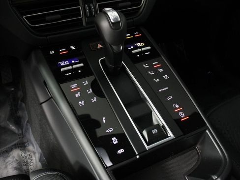 Certified 2025 Porsche Macan S image 18