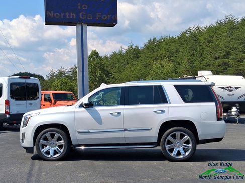 Used 2020 Cadillac Escalade Luxury image 2