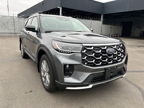 Used 2025 Ford Explorer Platinum image 1