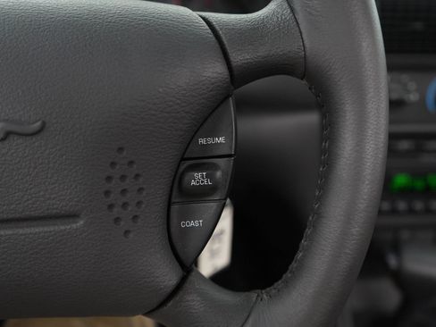 Used 2002 Ford Mustang Convertible RWD image 21
