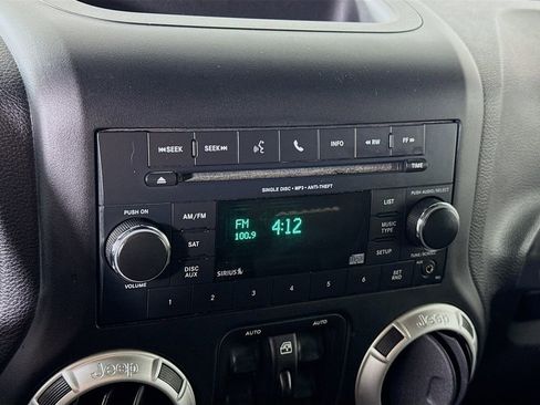 Used 2018 Jeep Wrangler Unlimited Sahara w/ Connectivity Group image 5