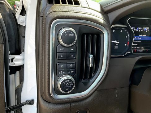Used 2022 GMC Sierra 3500 Denali AWD/4WD image 16