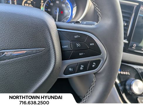 Used 2024 Chrysler Pacifica Touring-L image 25