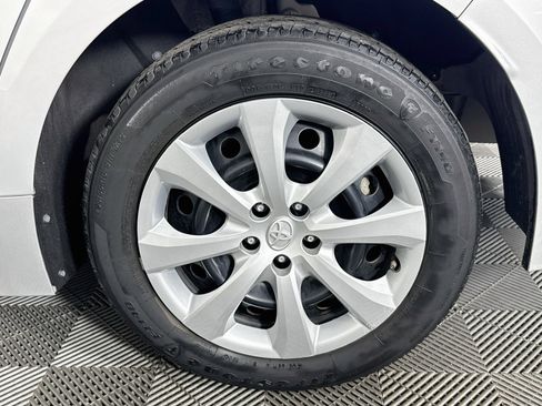 Used 2024 Toyota Corolla LE FWD image 39