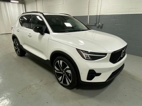 Used 2025 Volvo XC40 B5 Plus image 4
