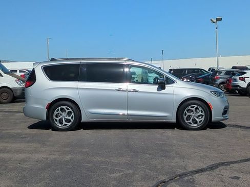 Used 2023 Chrysler Pacifica Limited FWD image 9