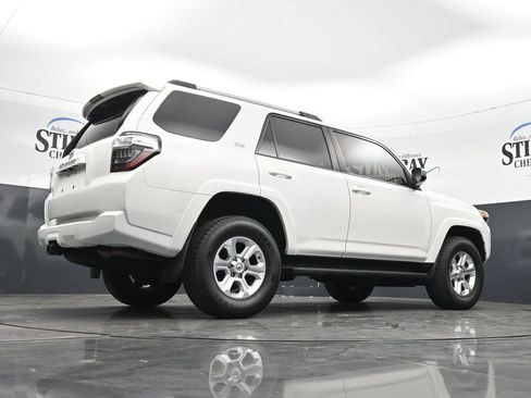 Used 2020 Toyota 4Runner SR5 AWD/4WD image 32
