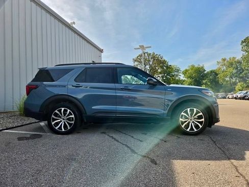 Used 2025 Ford Explorer ST-Line AWD/4WD image 3
