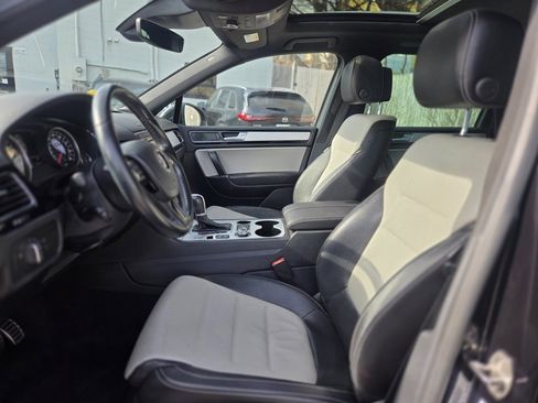 Used 2017 Volkswagen Touareg Wolfsburg Edition image 17