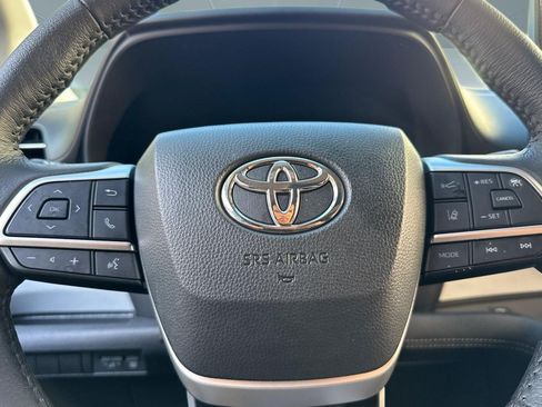 Used 2025 Toyota Sienna XLE FWD image 10