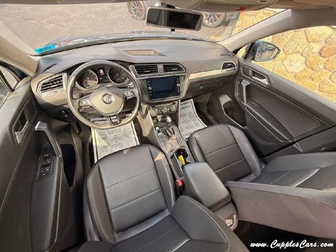 Used 2020 Volkswagen Tiguan SE w/ Panoramic Sunroof Package image 26