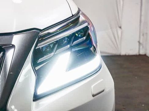 Used 2023 Lexus GX 460 Premium w/ Accessory Package image 4