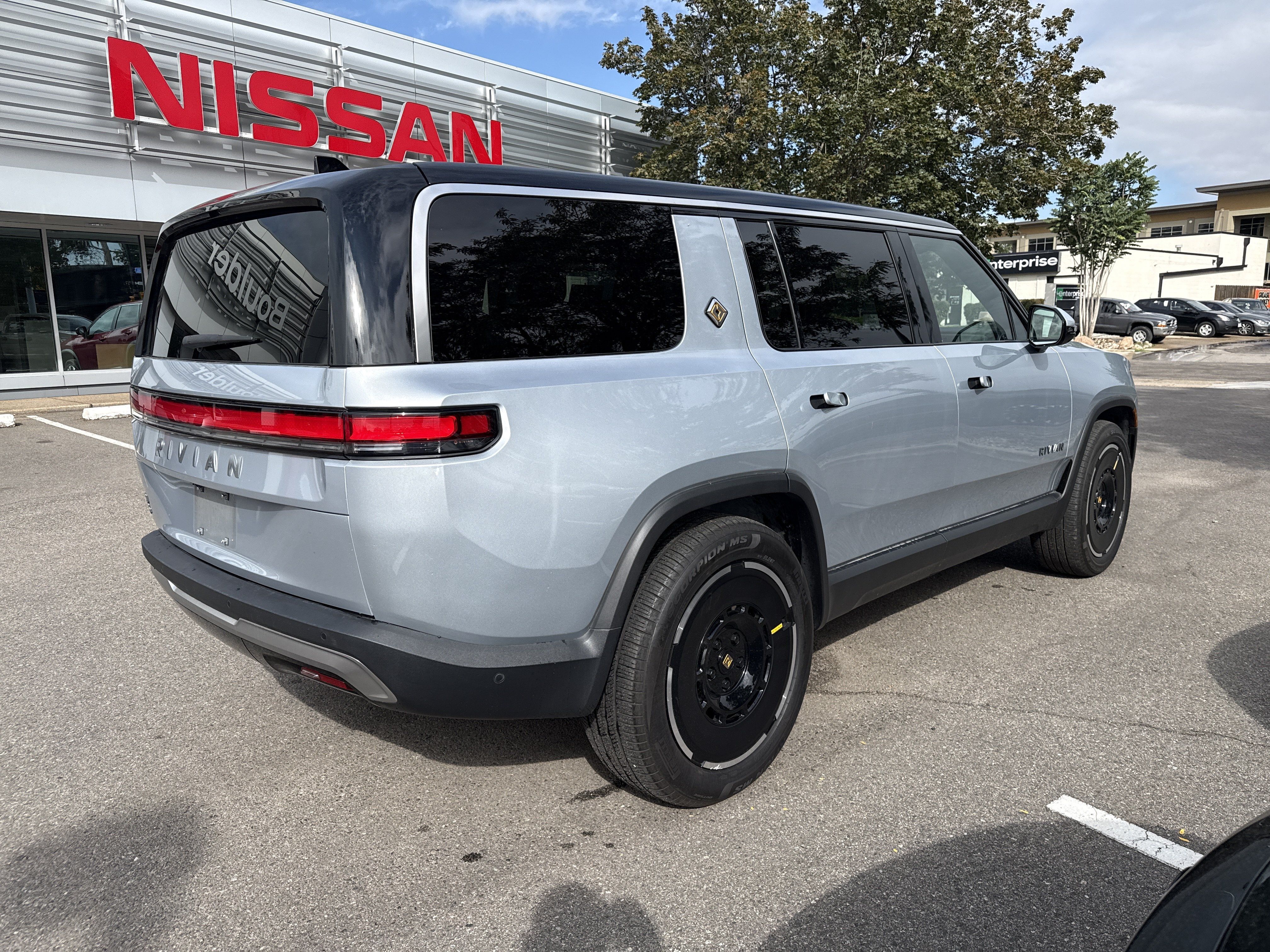 Used 2025 Rivian R1S Adventure Dual AWD/4WD image 7