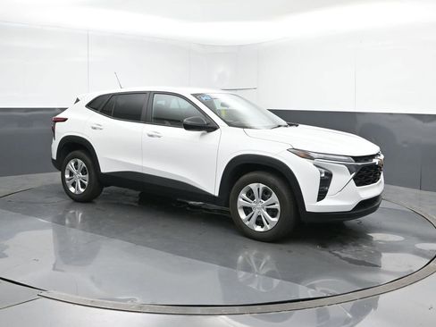 Used 2025 Chevrolet Trax LS image 7