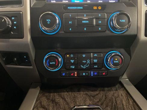 Used 2019 Ford F250 Lariat w/ Chrome Package image 27