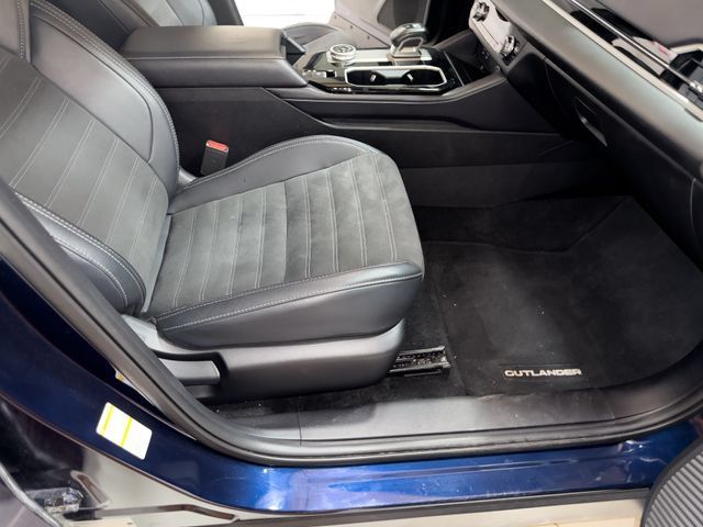 Used 2025 Mitsubishi Outlander SE FWD image 14