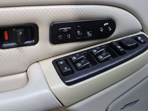 Used 2005 Cadillac Escalade ESV Platinum image 30