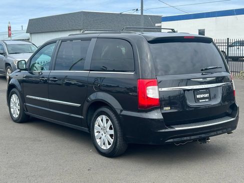Used 2016 Chrysler Town & Country Touring FWD image 5