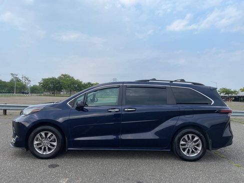 Used 2023 Toyota Sienna XLE AWD/4WD image 12
