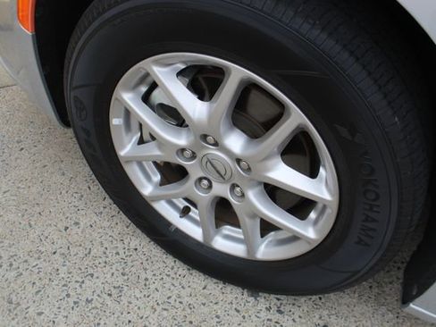 Used 2024 Chrysler Pacifica Touring-L image 3