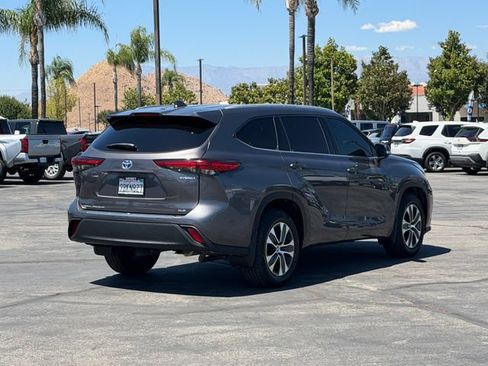 Used 2022 Toyota Highlander XLE FWD image 5