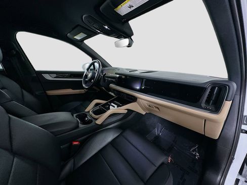 Certified 2024 Porsche Cayenne AWD/4WD image 30