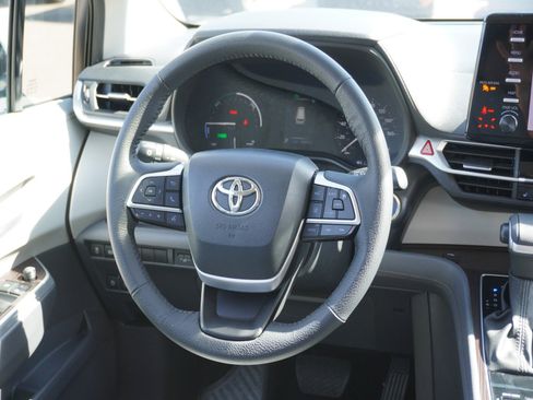 Used 2023 Toyota Sienna XLE image 19