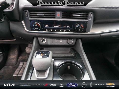 Used 2023 Nissan Rogue SV image 17