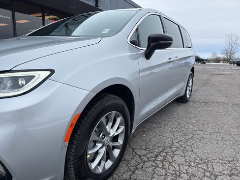 New 2026 Chrysler Pacifica Limited image 7