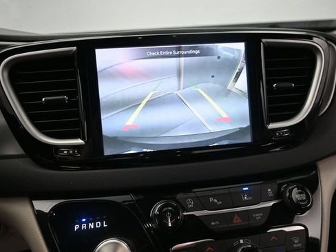 Used 2023 Chrysler Pacifica Touring-L FWD image 33