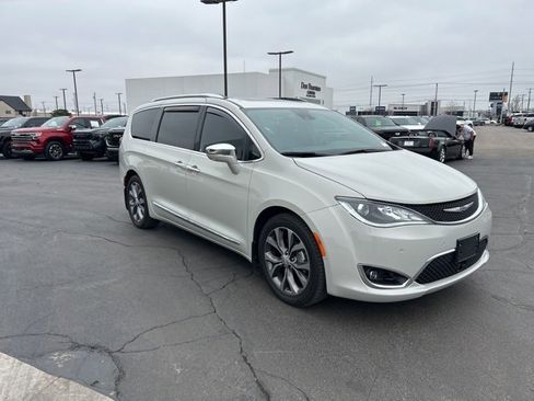 Used 2020 Chrysler Pacifica Limited image 4