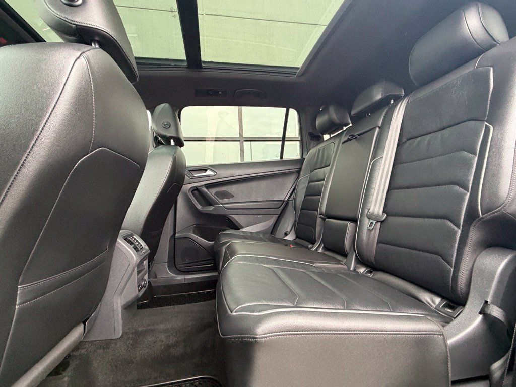 Used 2018 Volkswagen Tiguan SEL Premium w/ R-Line Package AWD/4WD image 21