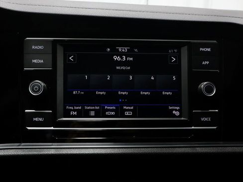 Used 2023 Volkswagen Jetta SE w/ Panoramic Sunroof Package FWD image 3