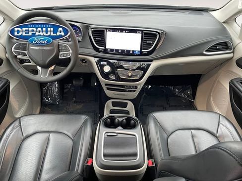 Used 2022 Chrysler Pacifica Touring-L image 13