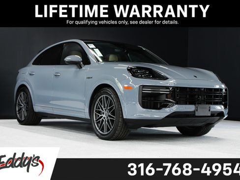 Used 2025 Porsche Cayenne Turbo AWD/4WD image 1