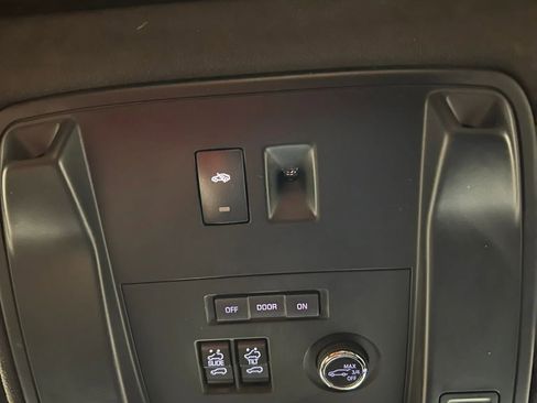 Used 2020 Cadillac Escalade Platinum RWD image 17