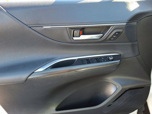 Certified 2022 Toyota Venza XLE image 13