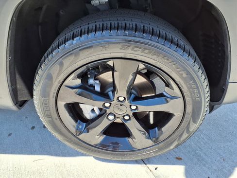 Used 2024 Jeep Grand Cherokee Limited w/ Black Appearance Package image 7