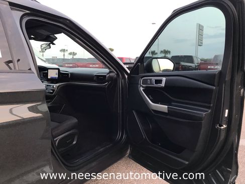 Used 2022 Ford Explorer XLT image 16