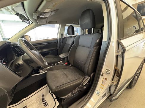 Used 2020 Mitsubishi Outlander ES image 11