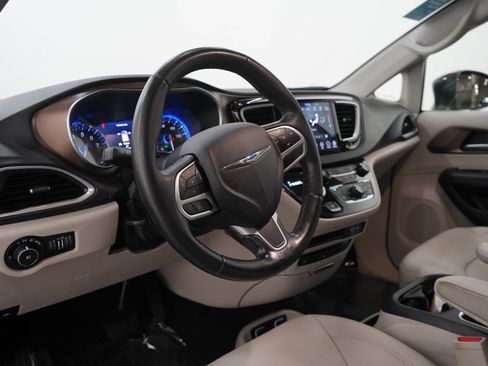 Used 2018 Chrysler Pacifica Touring-L Plus w/ Tire & Wheel Group FWD image 24