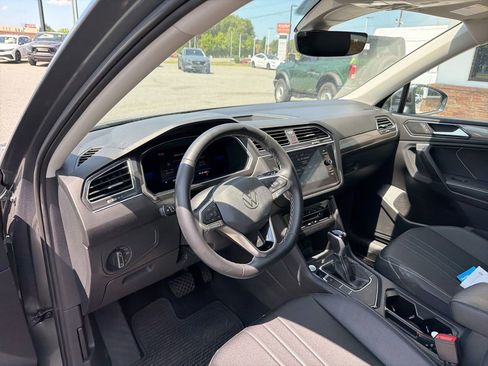 Used 2023 Volkswagen Tiguan SE w/ Panoramic Sunroof Package FWD image 4
