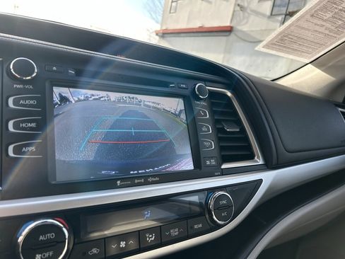 Certified 2018 Toyota Highlander XLE image 25