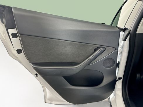 Used 2021 Tesla Model Y Long Range image 26