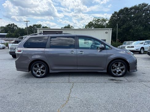 Used 2015 Toyota Sienna SE FWD image 8